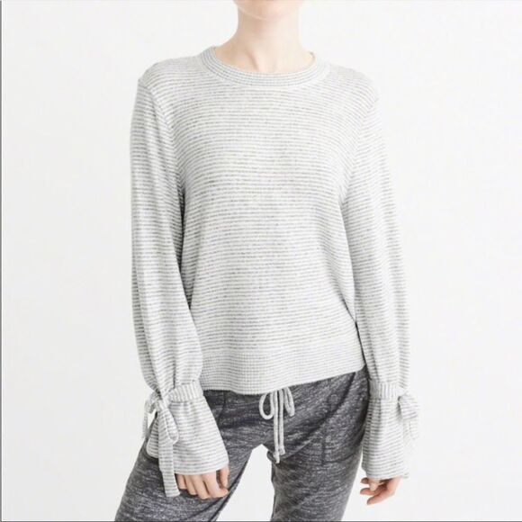 Abercrombie & Fitch Tops - ✨ Abercrombie & Fitch Bow Tie Sleeve Sweater✨
